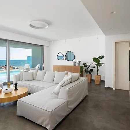 Dia's Blue 8 Bedrooms Seafront * Gournes Gouvon