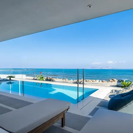 Dia's Blue 8 Bedrooms Seafront * Gournes Gouvon